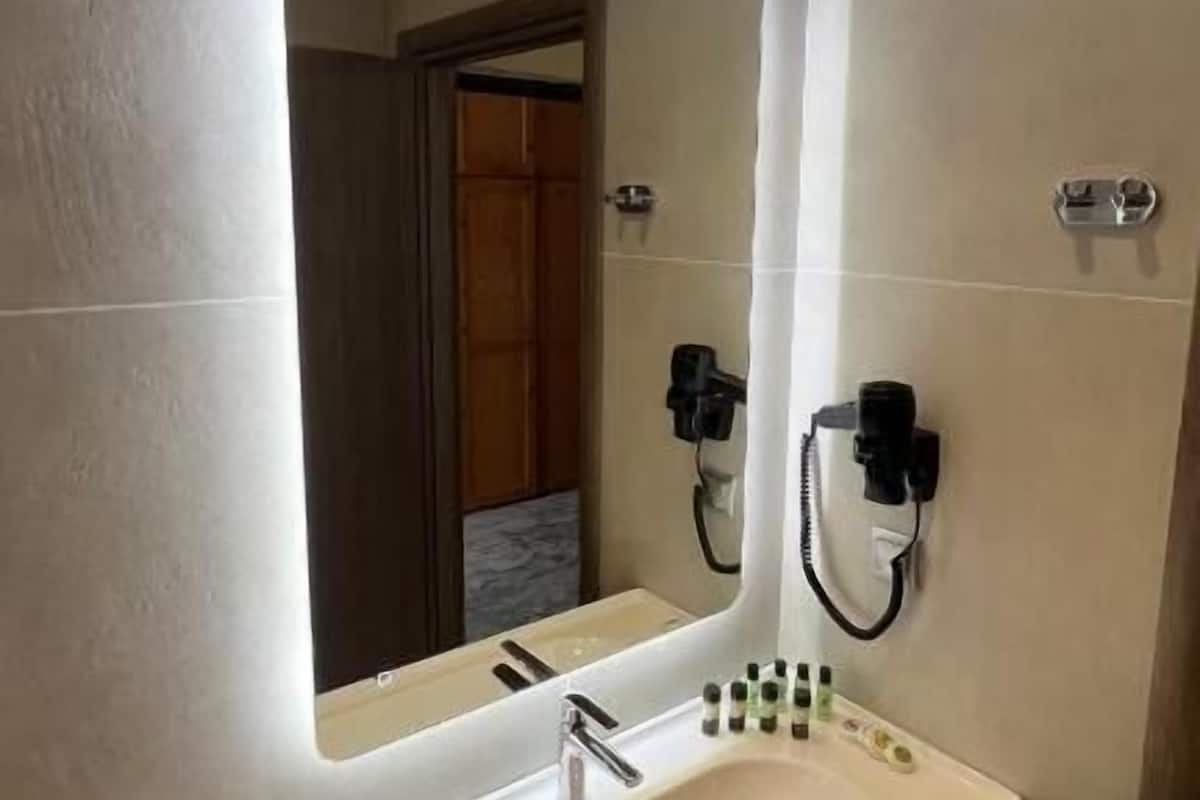 triple room, sea view | bathroom | shower, free toiletries, hair dryer, towels