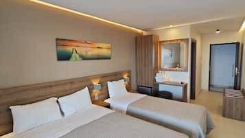 Habitación triple, vista al mar | Camas con efecto memoria y caja de seguridad en la habitación