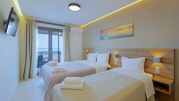 Camera tripla, vista mare | Materassi in memory foam, una cassaforte in camera, una scrivania