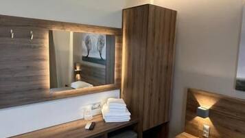 Quarto quádruplo, vista para o mar | Cofres nos quartos, escrivaninha, quartos à prova de som