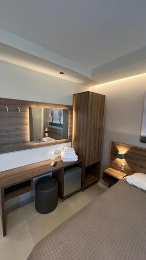 Habitación cuádruple, vista al mar | Caja de seguridad en la habitación, escritorio y insonorización
