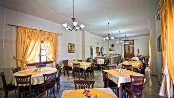 Café da manhã com buffet grátis todos os dias