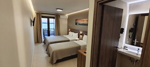 三人房, 海景 | 记忆海绵床垫、客房内保险箱、办公桌、隔音