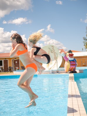 Una piscina al aire libre de temporada