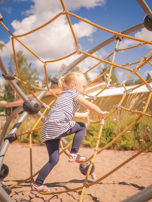 Área de juegos infantiles al aire libre