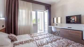 Premium bedding, in-room safe, desk, free cribs/infant beds