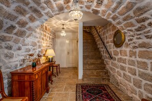 Interior entrance - Villa Mirabilis, stunning superior villa, Dubrovnik Old Town (Dubrovnik)