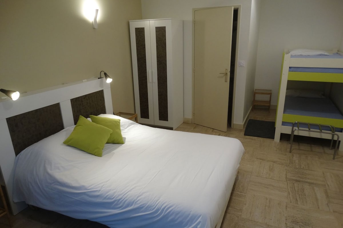 Desk, cribs (surcharge), WiFi (free)