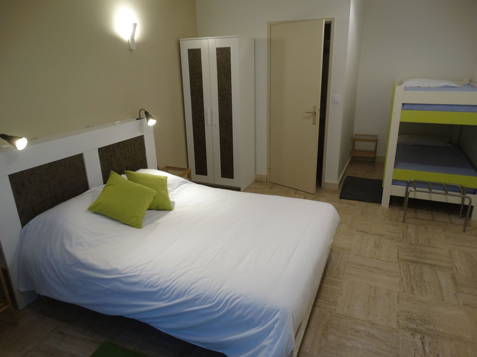 Bureau, lits bébé (en supplément), Wi-Fi gratuit