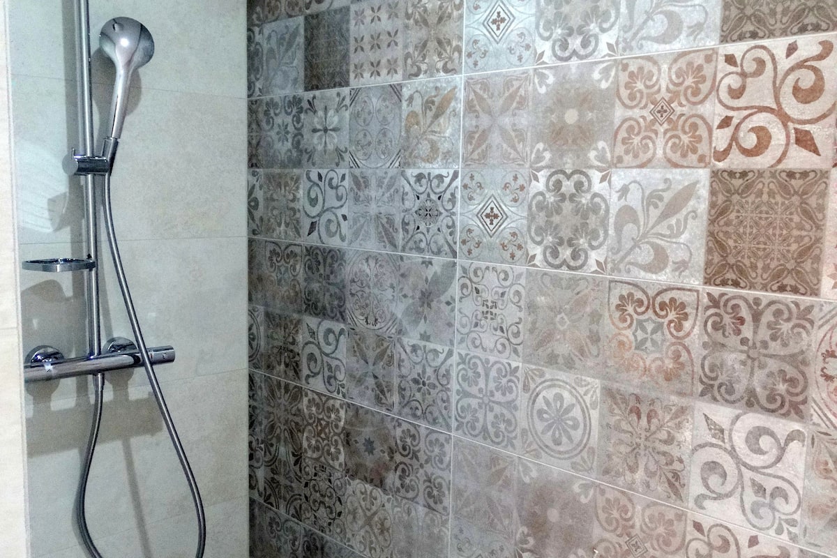 superior double room | bathroom shower