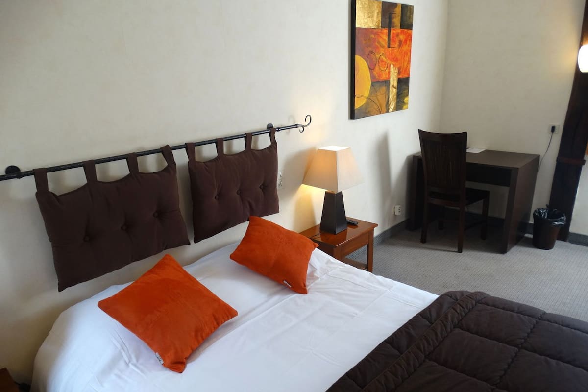 Desk, cribs/infant beds, free WiFi