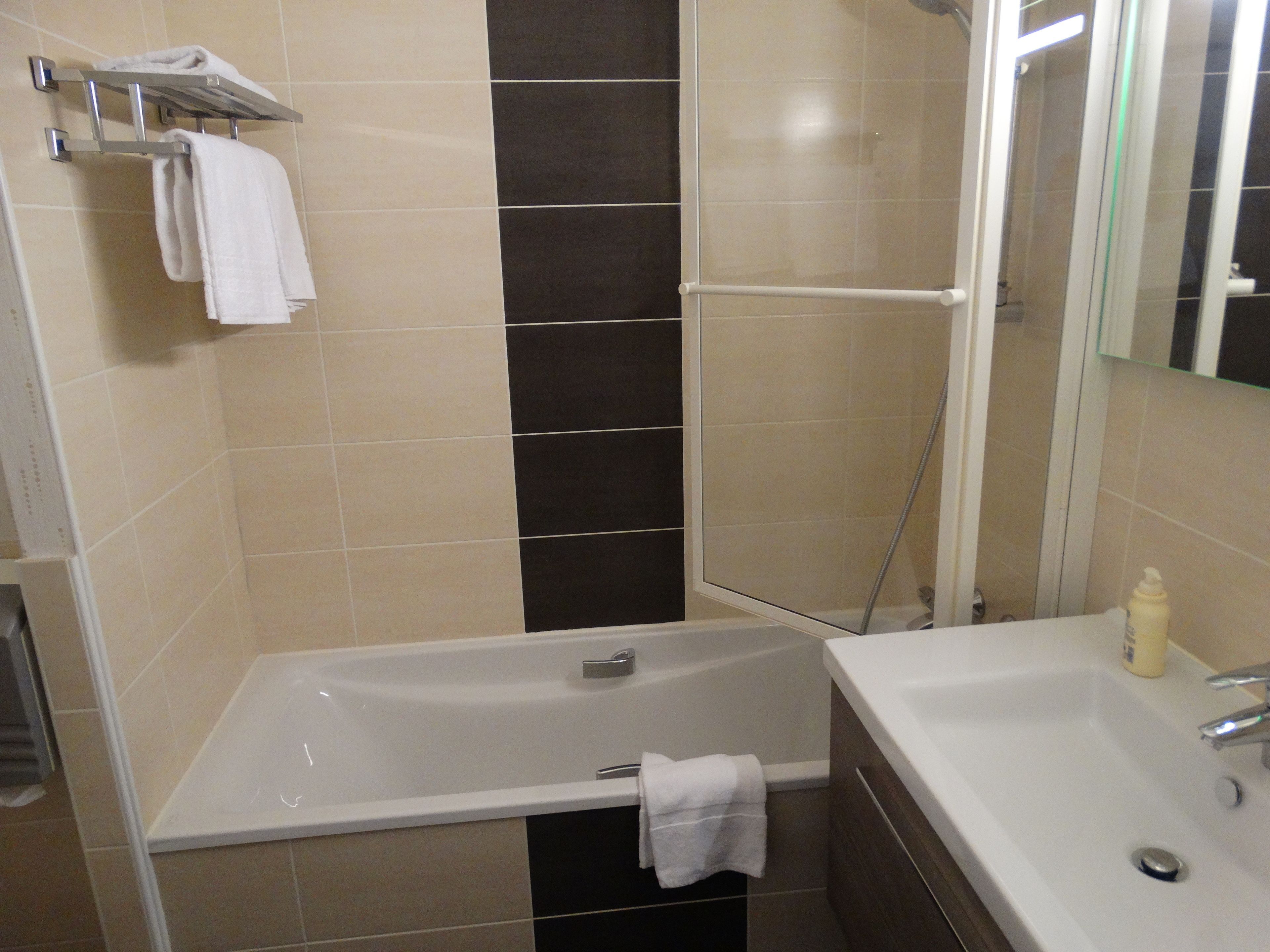 superior double room, bathtub | bathroom | free toiletries, hair dryer, towels