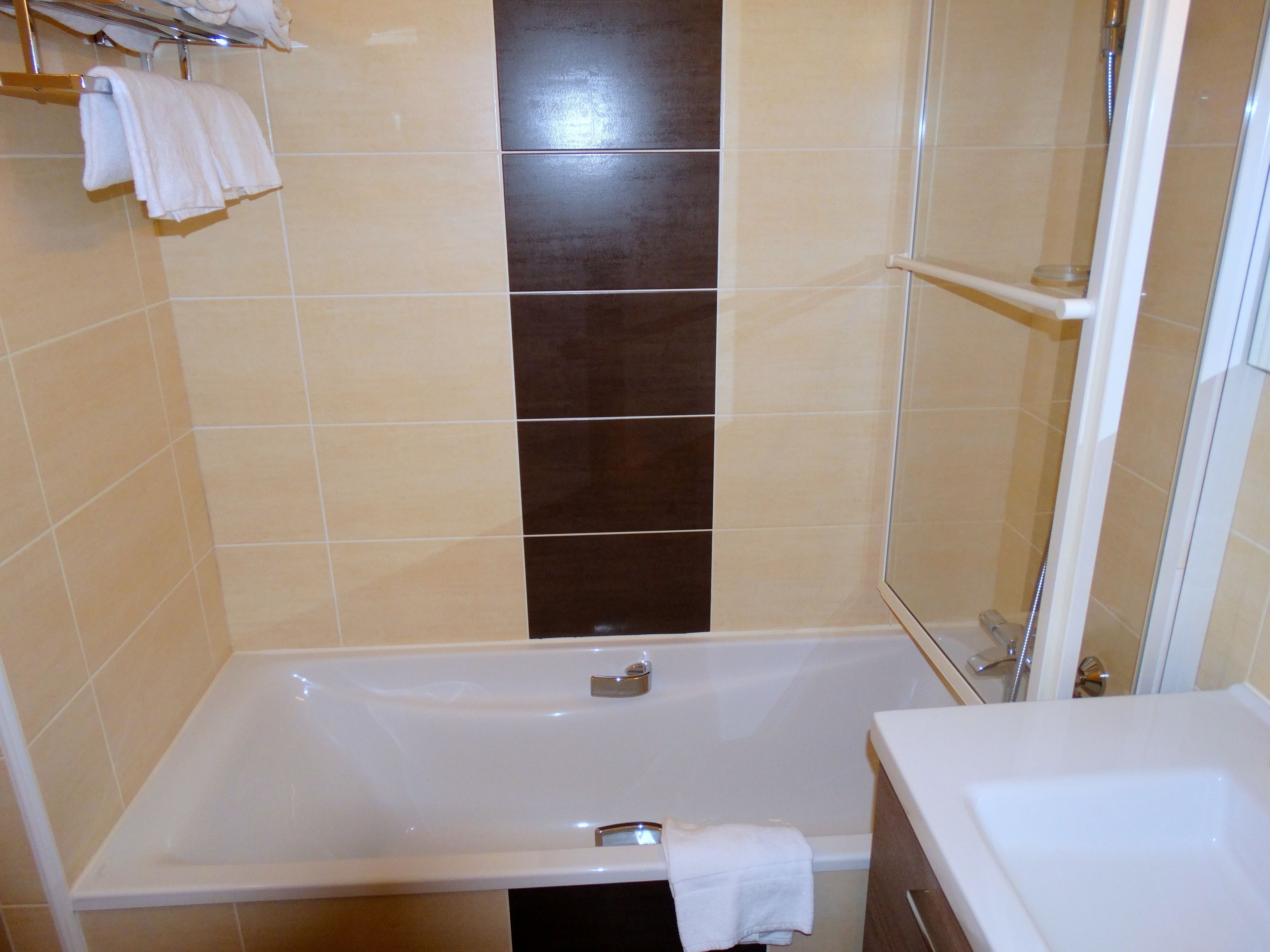 superior double room, bathtub | bathroom | free toiletries, hair dryer, towels