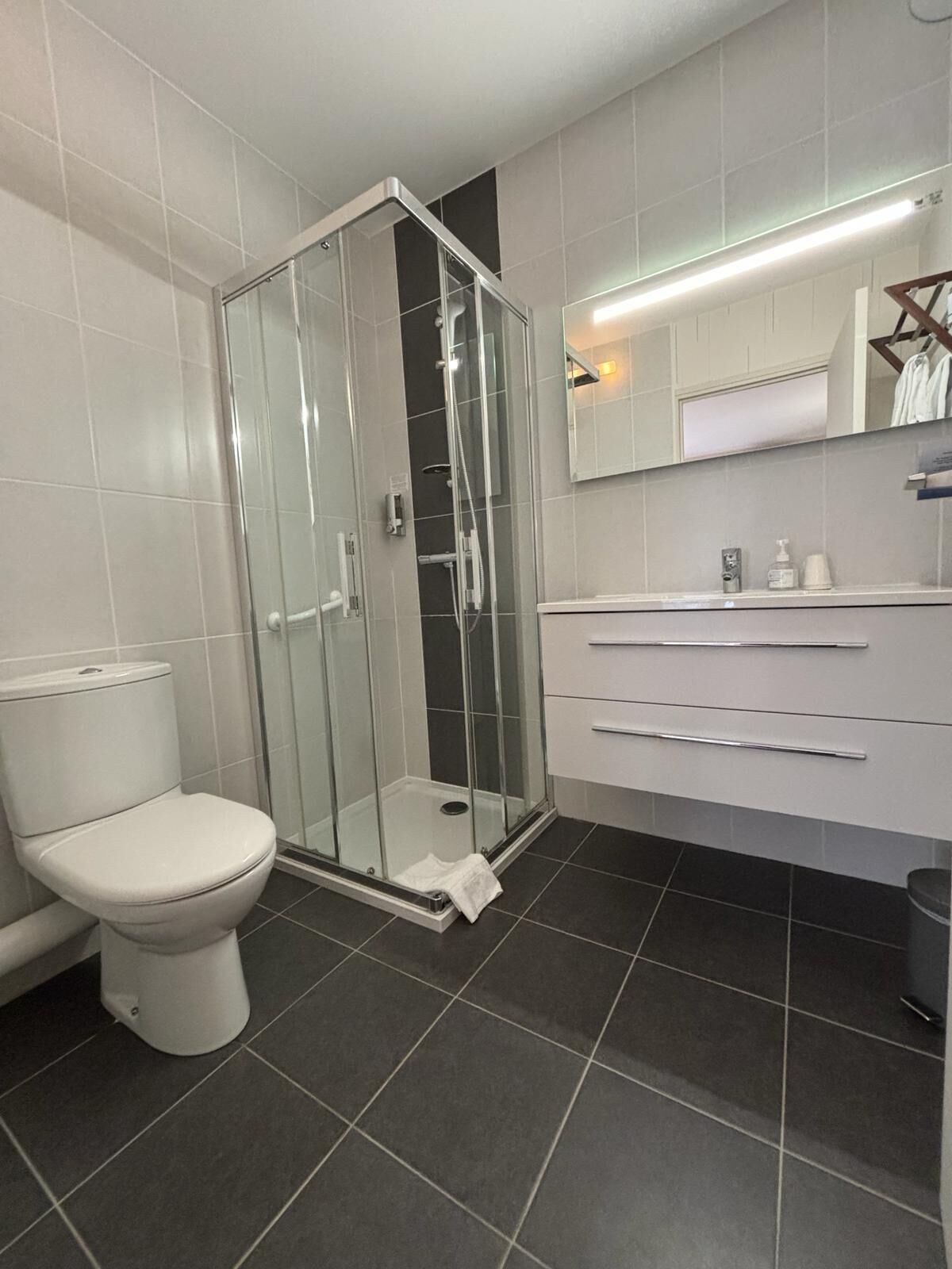 standard twin room | bathroom | free toiletries, hair dryer, towels