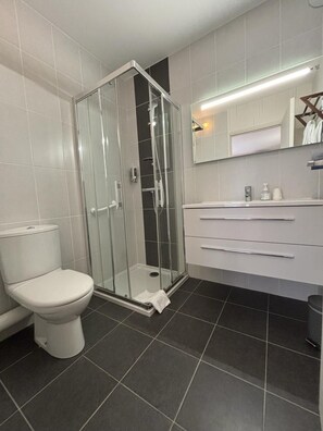 Standard Twin Room | Bathroom | Free toiletries, hair dryer, towels - Hotel Le Castel Fleuri (Tours)