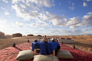 Tienda de campaña, varias camas | Caja de seguridad en la habitación y ropa de cama