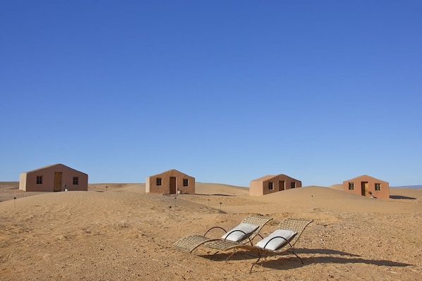 Tienda de campaña, varias camas | Caja de seguridad en la habitación y ropa de cama
