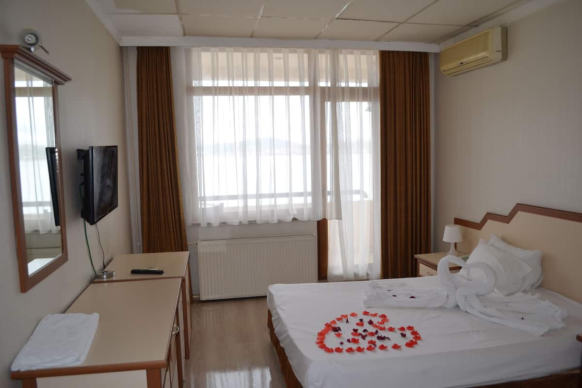 Double Room | Premium bedding, minibar, desk, blackout drapes