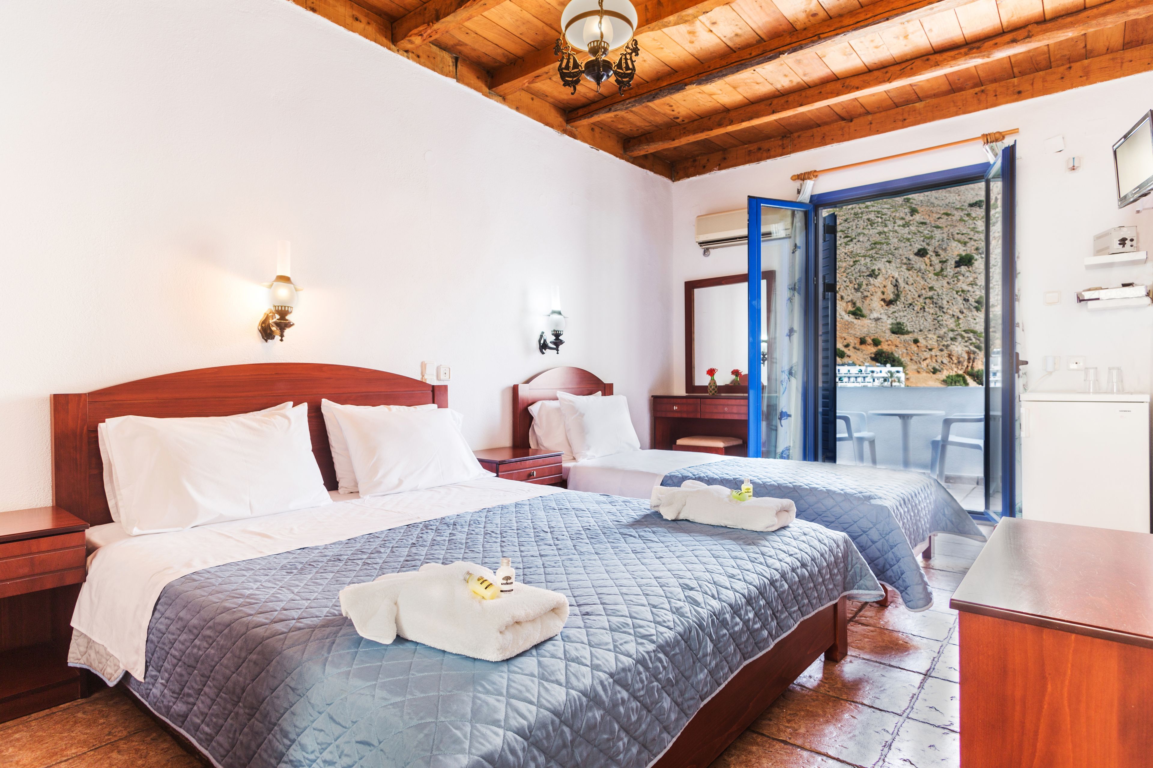 triple room, 1 bedroom, sea view | in-room safe, desk, iron/ironing board, free wifi