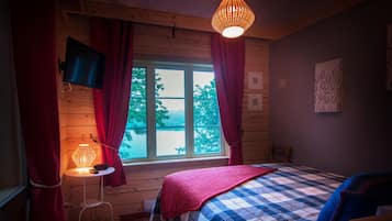 Quarto, 1 cama Queen, vista para o lago | Wi-Fi de cortesia, roupa de cama