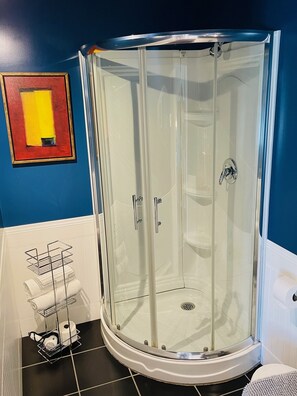 Suite, uitzicht op meer | Badkamer | Gratis toiletartikelen, een haardroger, handdoeken, zeep