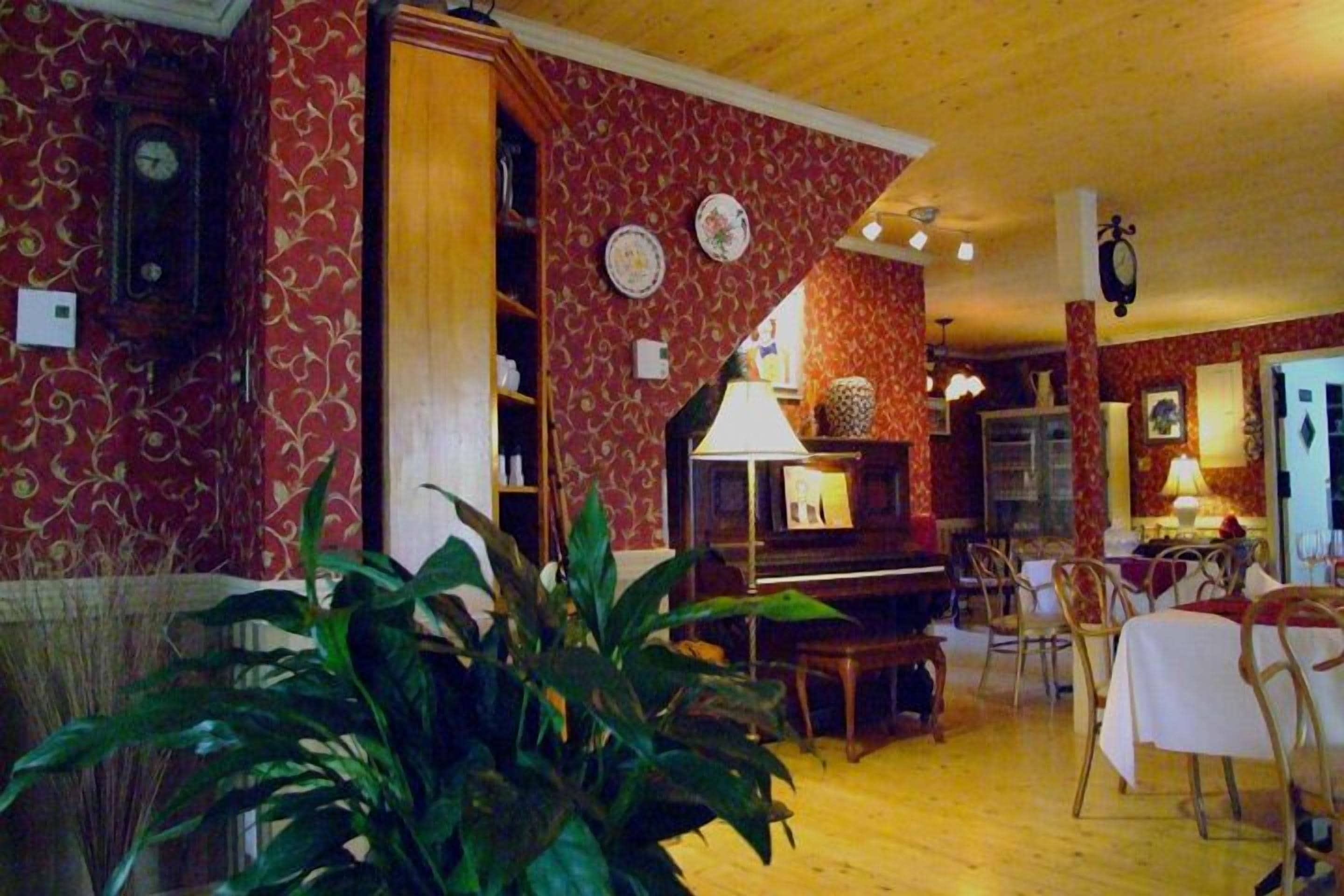 breakfast and dinner served, french cuisine