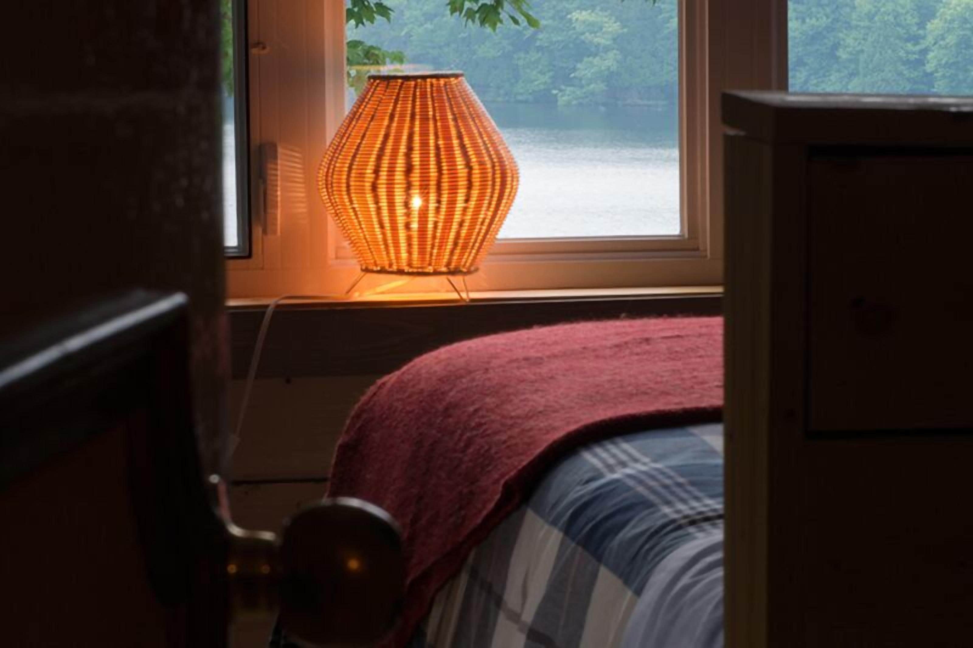 room, 1 queen bed, lake view | free wifi, bed sheets