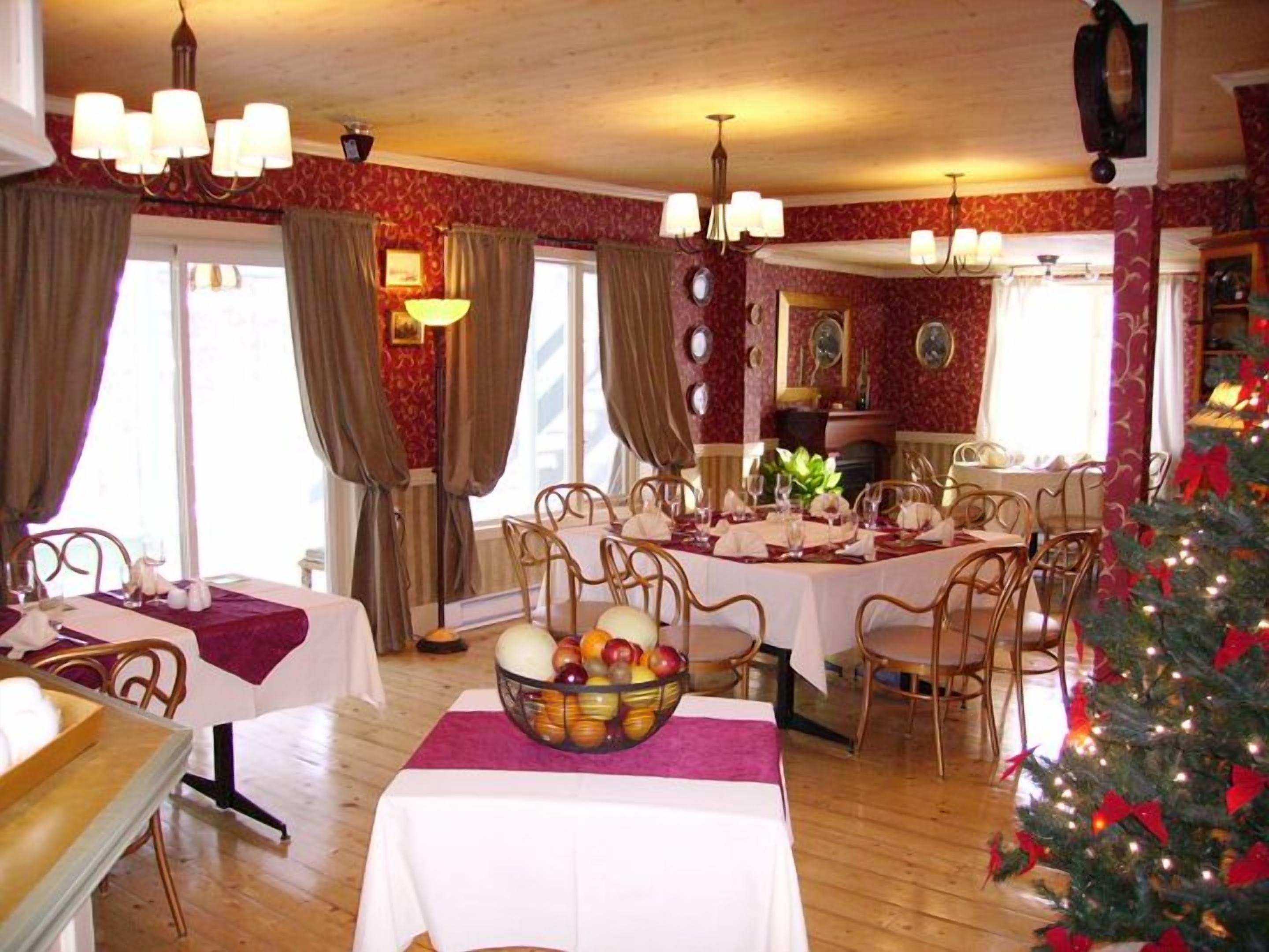 Breakfast and dinner served, French cuisine