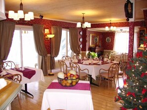 供应早餐和晚餐，法国菜