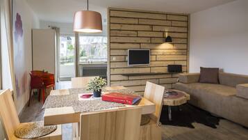 Apartment, 1 Schlafzimmer | Wohnzimmer | 81-cm-Flachbildfernseher mit Kabelempfang, Fernseher