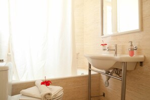 Suite, 1 Bedroom, Balcony | Bathroom | Towels - Semiramis Suites (Chania)