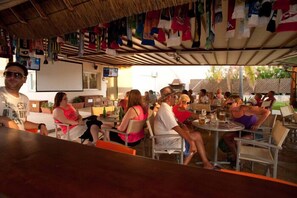 Outdoor dining - Semiramis Suites (Chania)