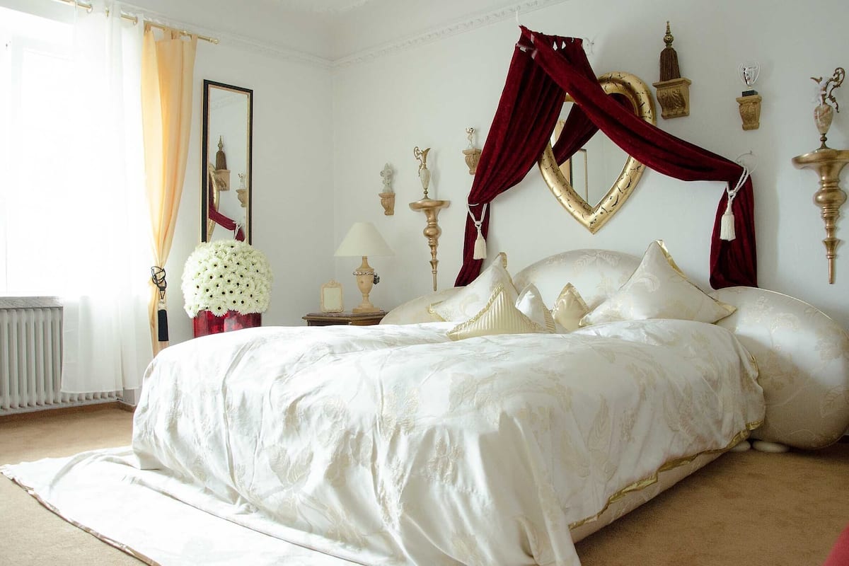 Deluxe Suite, 1 Bedroom, Jetted Tub (Golden Suite) | 1 bedroom, premium bedding, minibar, desk