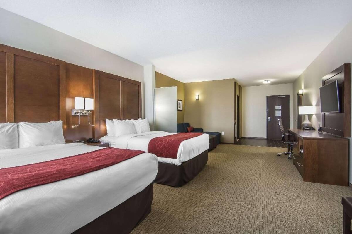 In-room safe, desk, laptop workspace, blackout drapes