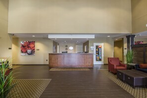 Lobby - Comfort Suites Regina (Regina)
