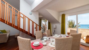 Appartement, 4 chambres, vue mer | Restauration dans la chambre