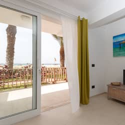 Apartamento, 2 quartos, vista para o mar | Sala de estar | TV de tela plana