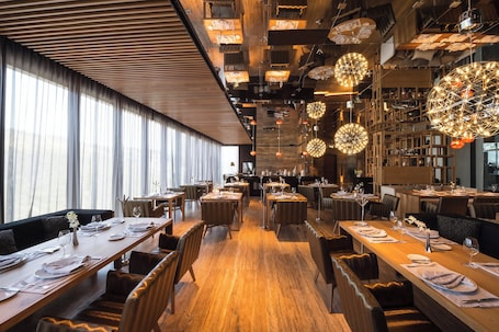 2 restaurants, breakfast, lunch, dinner served; Mediterranean cuisine. Live Aqua Monterrey