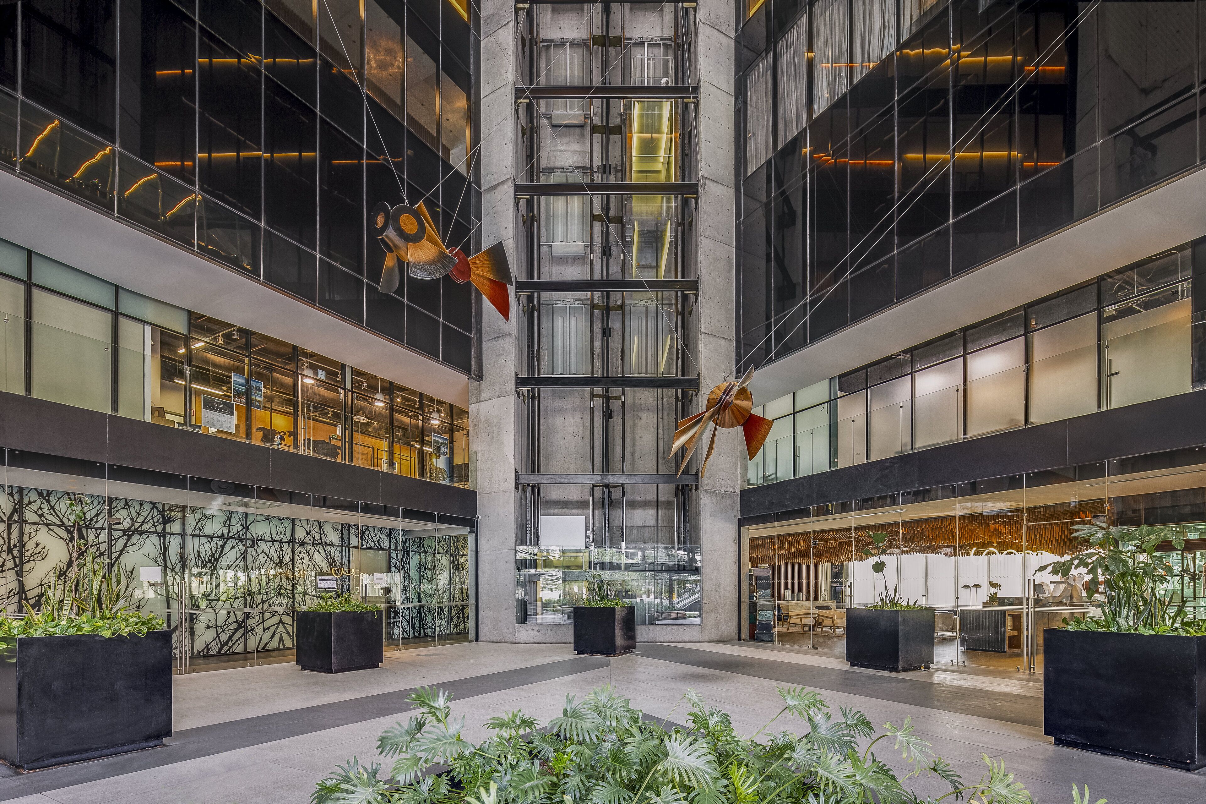 2 ห้องอาหาร, บริการอาหารเช้า อาหารกลางวัน, อาหารเมดิเตอร์เรเนียน