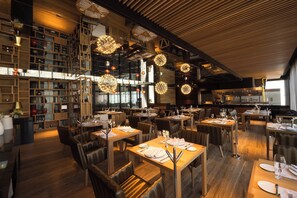 2 restaurants; breakfast, lunch, dinner, and brunch served