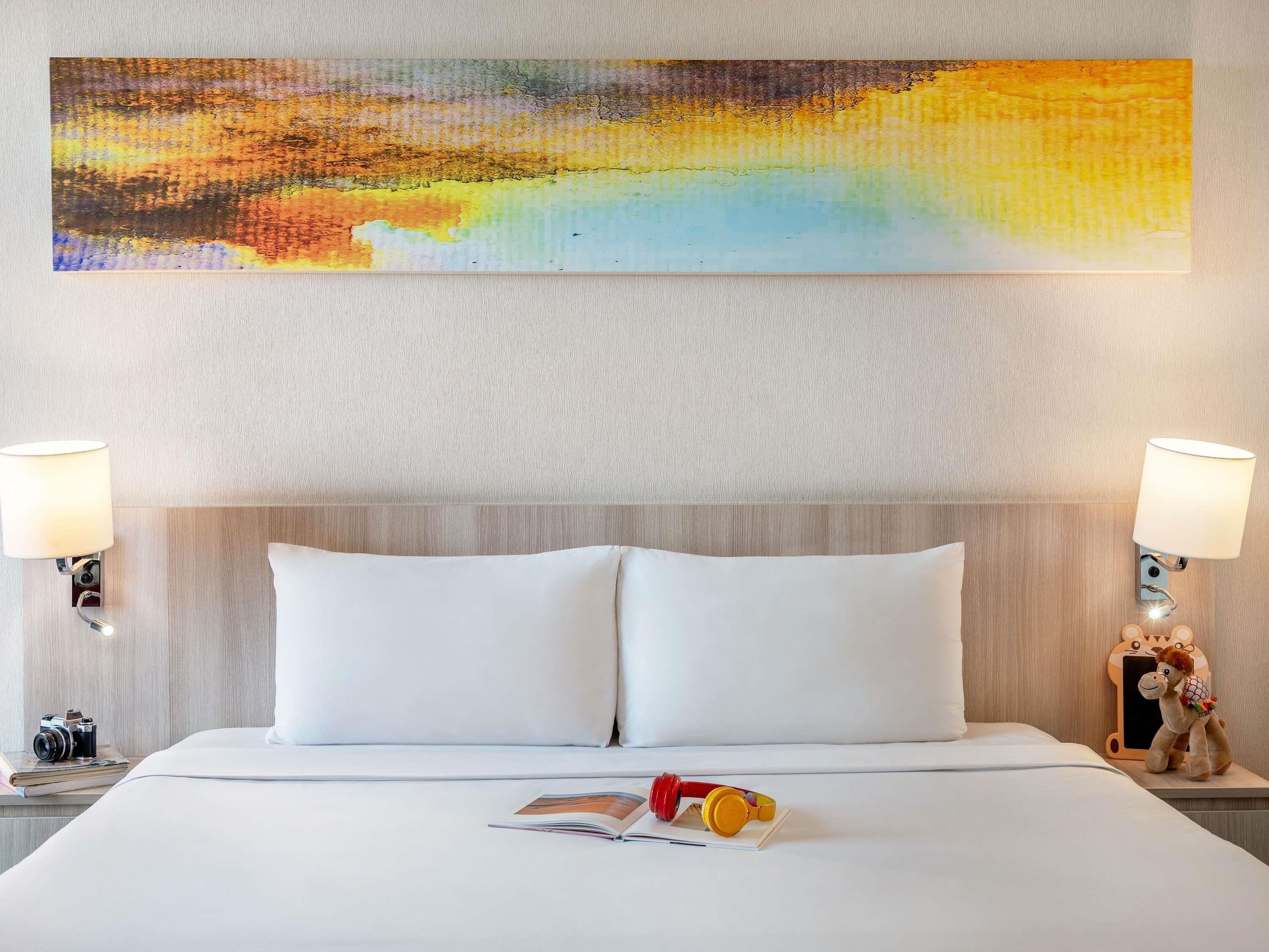 客房内保险箱、办公桌、笔记本电脑工作区、遮光窗帘