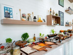 Een buffet met verschillende gerechten en bijbehorende sauzen.
