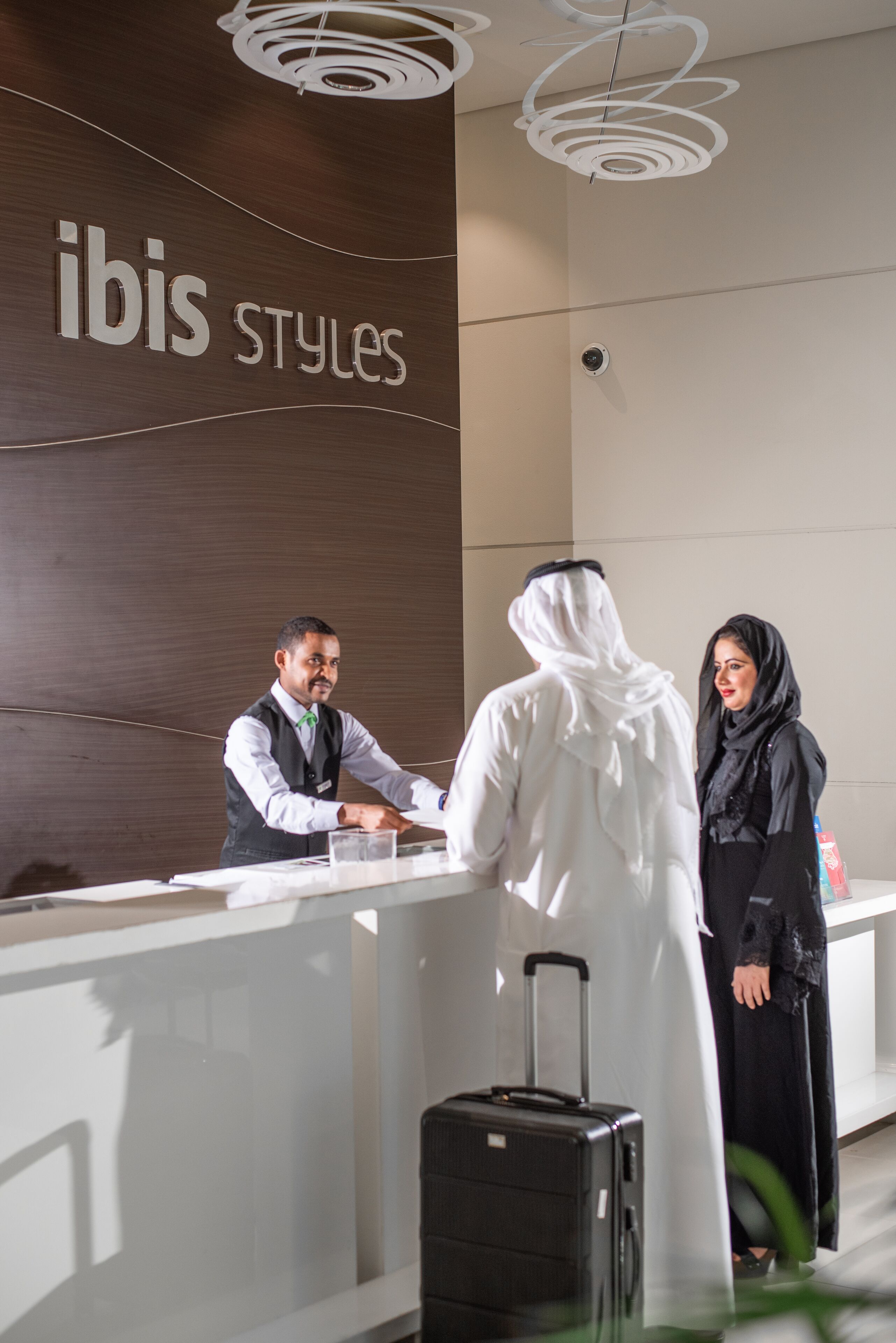 Un comptoir d’accueil avec une enseigne indiquant « ibis Styles ».