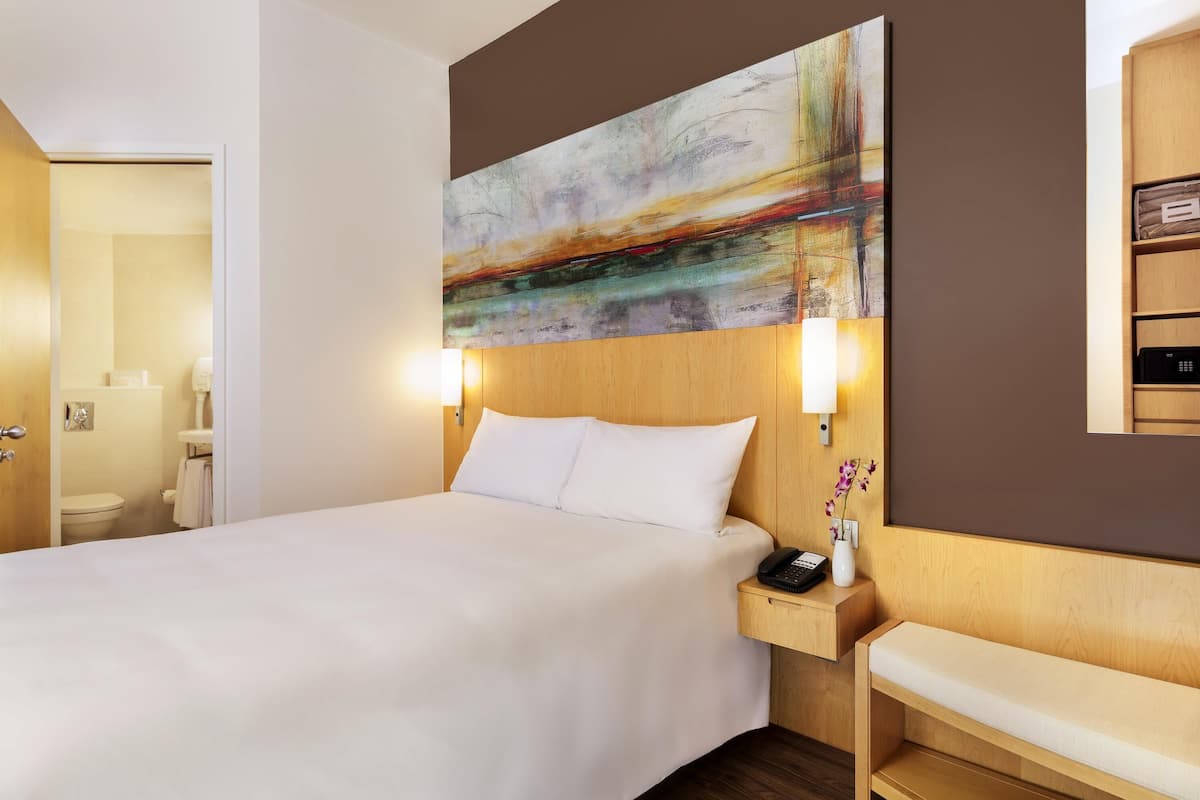 Premium Room, 1 Queen Bed, Accessible | Minibar, in-room safe, desk, laptop workspace
