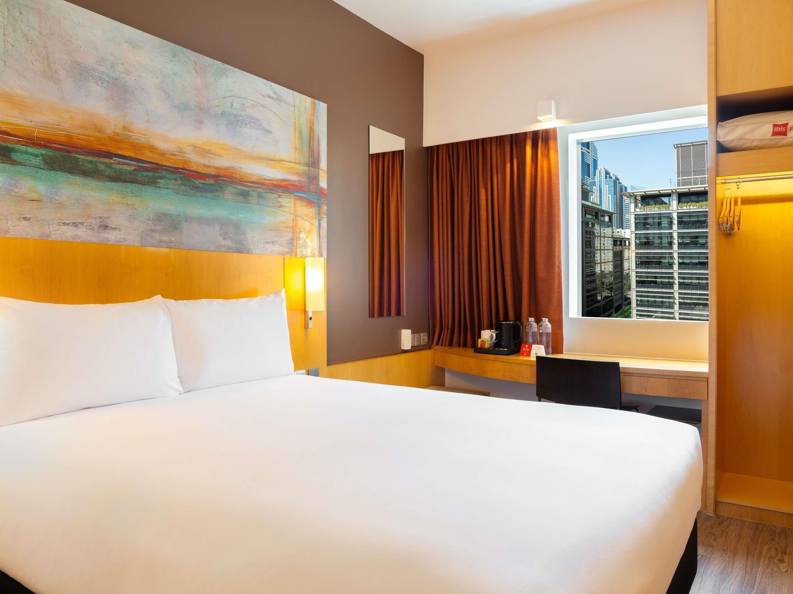 Premium kamer, 1 queensize bed, toegankelijk voor mindervaliden | Een minibar, een kluis op de kamer, een bureau, een laptopwerkplek