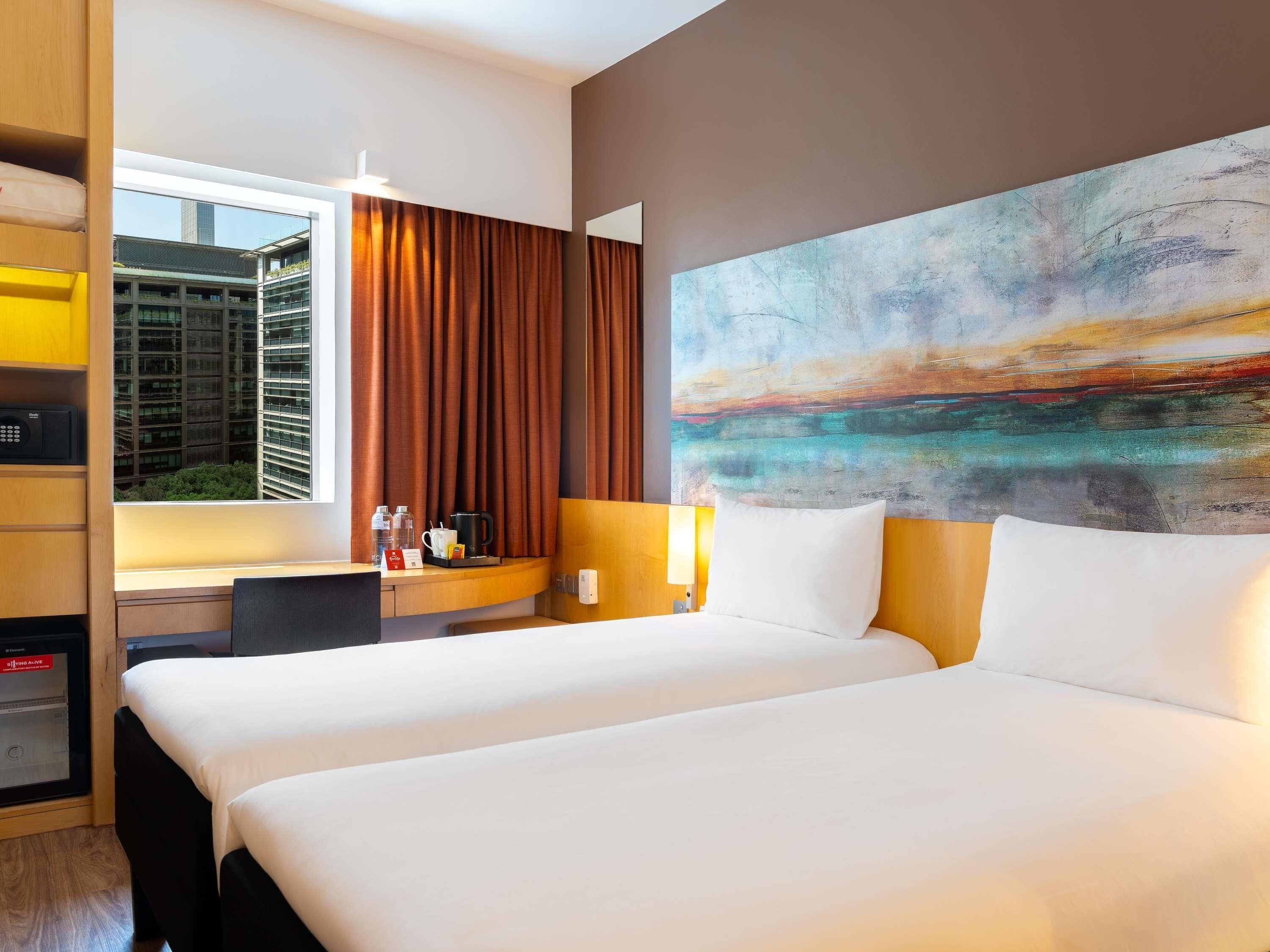 迷你吧、房內夾萬、書桌、手提電腦工作空間