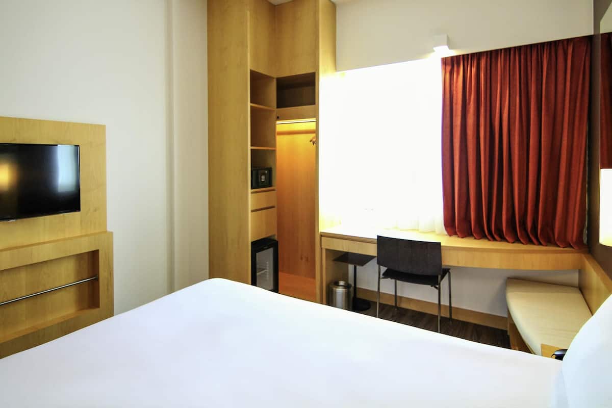 Minibar, in-room safe, desk, laptop workspace