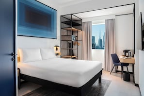 Premium Room, 1 Queen Bed, Accessible | Minibar, in-room safe, desk, laptop workspace