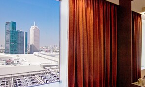 Chambre Premium, 1 grand lit, accessible aux personnes à mobilité réduite | Vue de la chambre