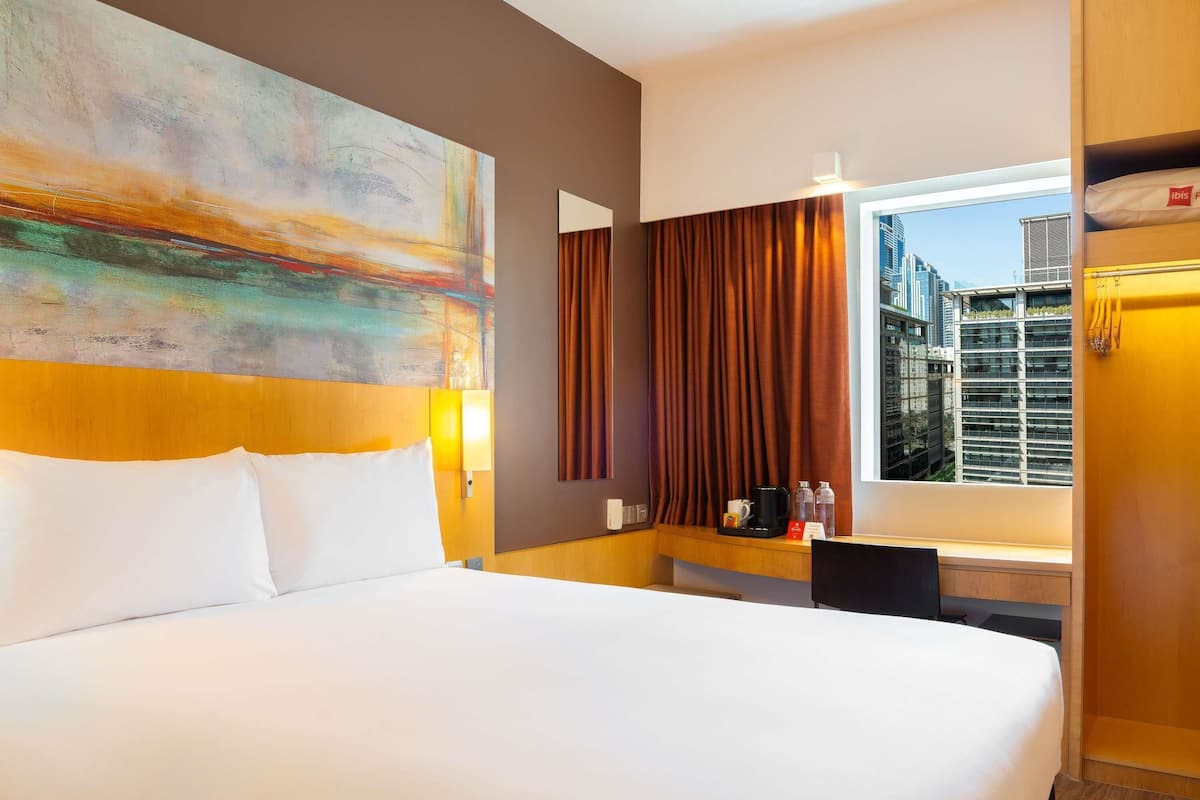 Minibar, caja de seguridad en la habitación y escritorio